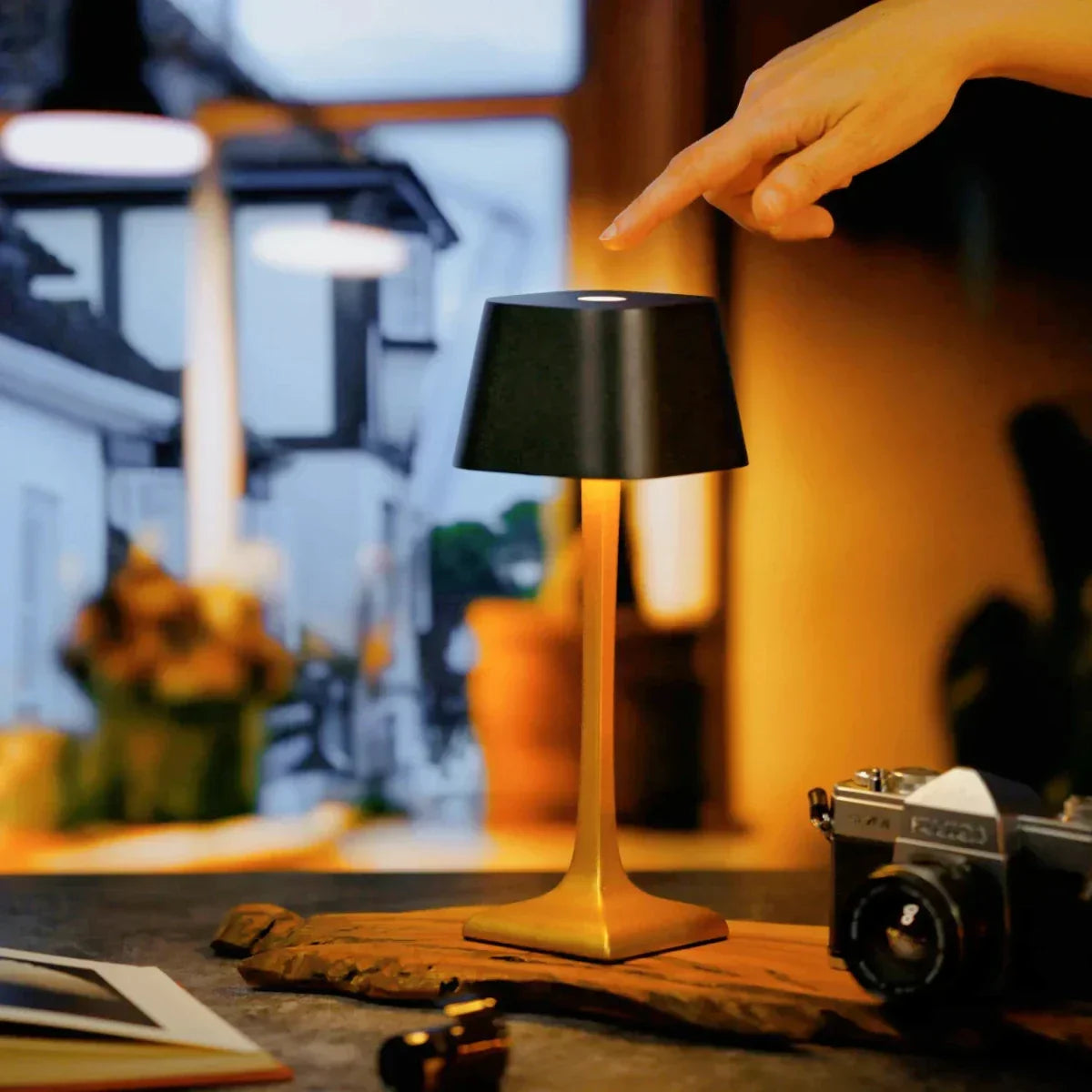 GoldAura Wireless™ Desk Lamp